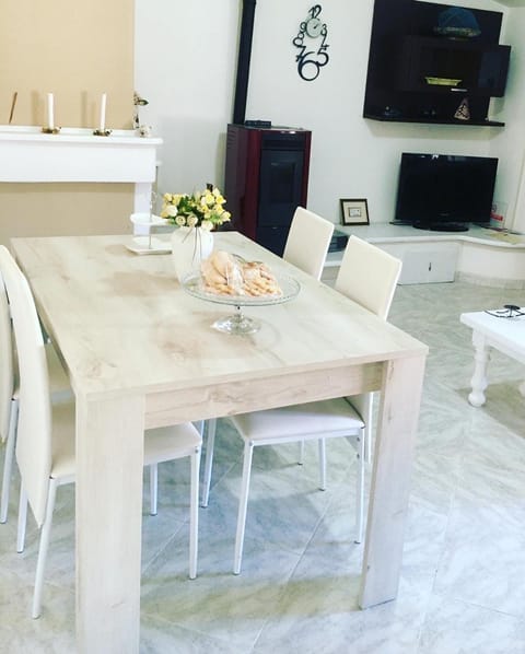 TV and multimedia, Living room, Seating area, Dining area