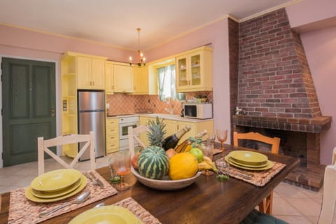 Kitchen or kitchenette, Food and drinks, Seating area, Dining area, Food, minibar, pet friendly, stove