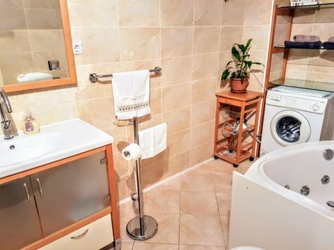 Hot Tub, Bathroom, Bath, washing machine