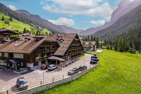 Property building, Natural landscape, Mountain view, Location