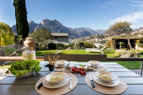 Property building, Garden, Balcony/Terrace