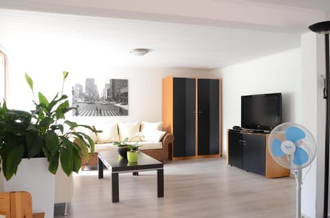 Communal lounge/ TV room, TV and multimedia, Living room, Seating area