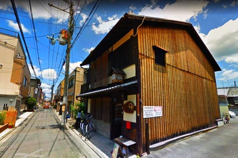 Facade/entrance, Neighbourhood