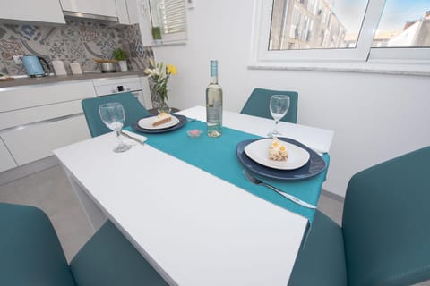 Kitchen or kitchenette, Living room, Food and drinks, Dining area