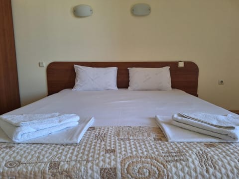 Bed, Photo of the whole room, Decorative detail, Bedroom, towels