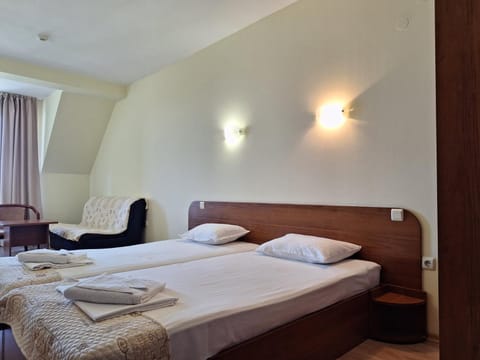 Bed, Photo of the whole room, Decorative detail, Seating area, Bedroom, towels