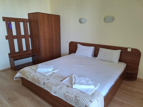 Bed, Photo of the whole room, Decorative detail, Bedroom, towels, wardrobe