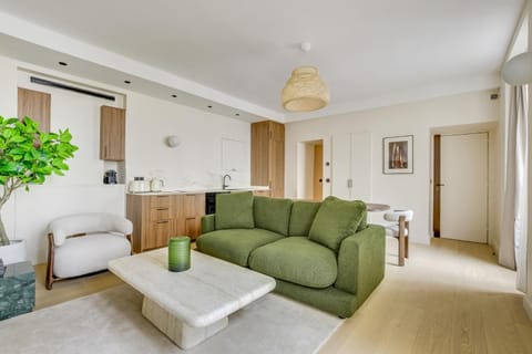 TV and multimedia, Kitchen or kitchenette, Living room, Seating area, Dining area