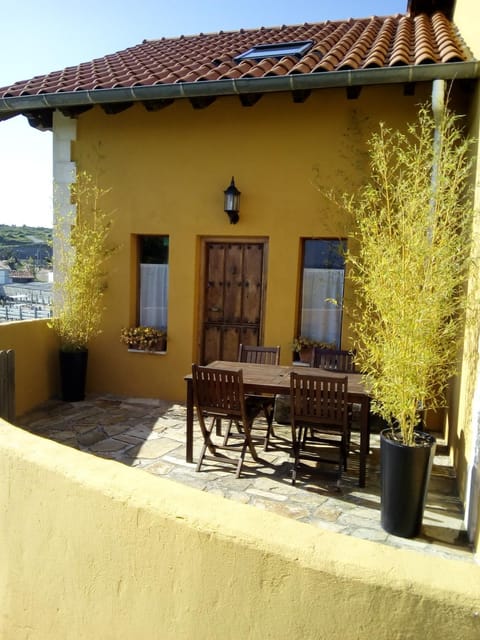 Property building, Patio, Balcony/Terrace