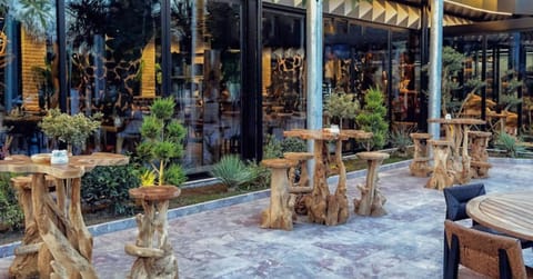 Restaurant/places to eat, Garden, Balcony/Terrace, Dining area