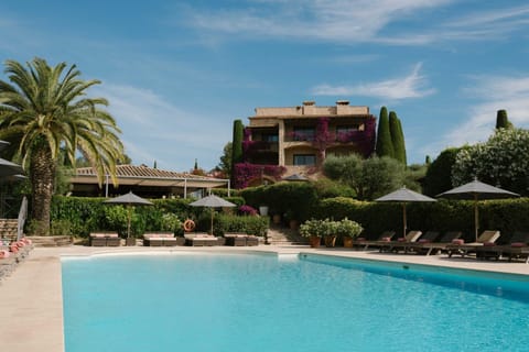 Property building, Day, Garden, Pool view, Swimming pool