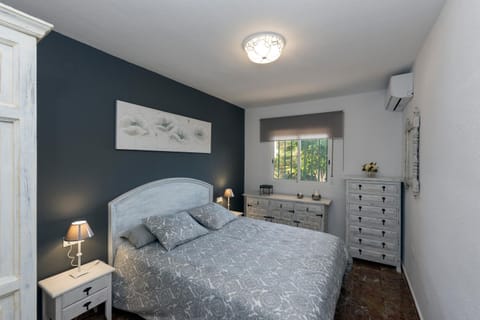 Photo of the whole room, Bedroom