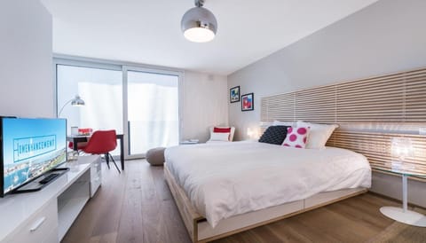 Bed, TV and multimedia, Photo of the whole room, Bedroom