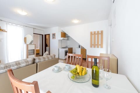 Kitchen or kitchenette, Seating area, Dining area