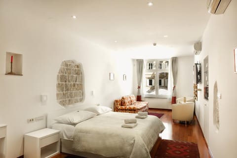 Photo of the whole room, Area and facilities