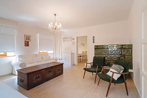 Photo of the whole room, Seating area