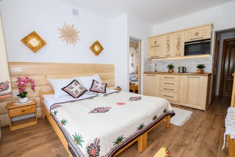 Bed, Kitchen or kitchenette, Photo of the whole room, Dining area, Bedroom, minibar, oven, stove