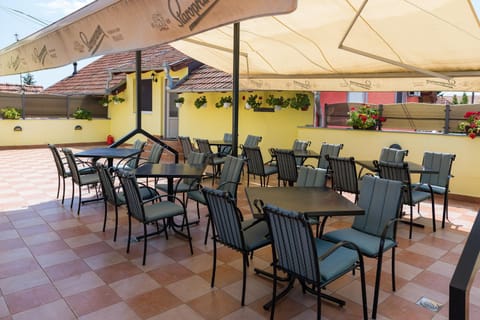 Patio, Restaurant/places to eat, Day, Balcony/Terrace, Banquet/Function facilities