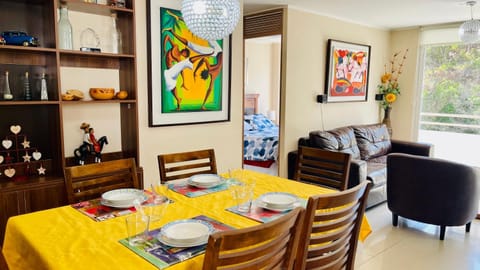 Coffee/tea facilities, Living room, Photo of the whole room, Decorative detail, Decorative detail, Seating area, Dining area, Family