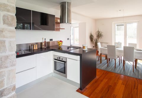 Kitchen or kitchenette, Dining area