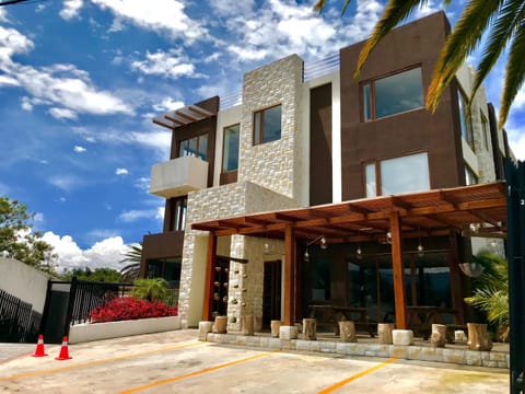Restaurant/places to eat, Facade/entrance