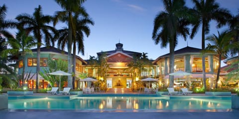 Property building, Facade/entrance, Lobby or reception, Swimming pool, Swimming pool