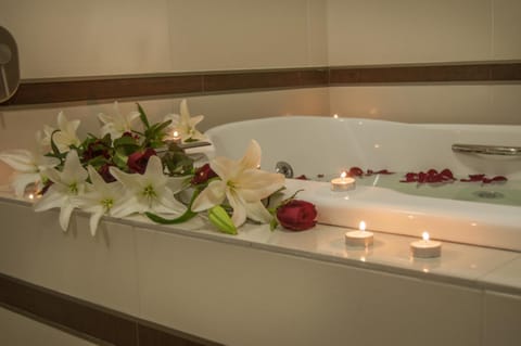 Hot Tub, Bathroom, Bedroom