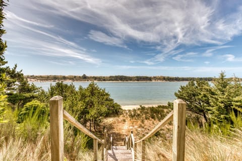 Riverfront Estate House in Oregon