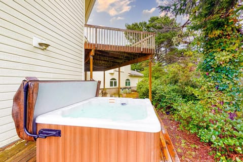 Riverfront Estate House in Oregon