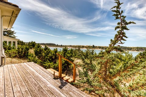 Riverfront Estate House in Oregon