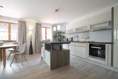 Kitchen or kitchenette, Dining area