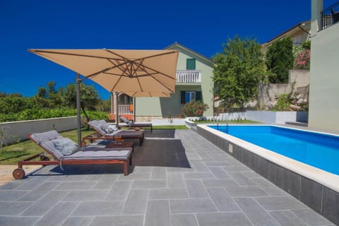 Patio, Garden view, Swimming pool, sunbed