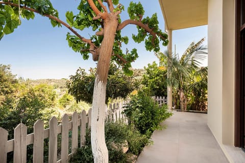 Restaurant/places to eat, Neighbourhood, Natural landscape, Balcony/Terrace, Garden view, Mountain view