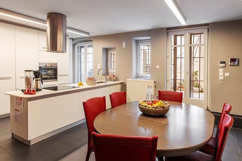 The Hadrian Wall - A Historic Acropolis Villa House in Plaka