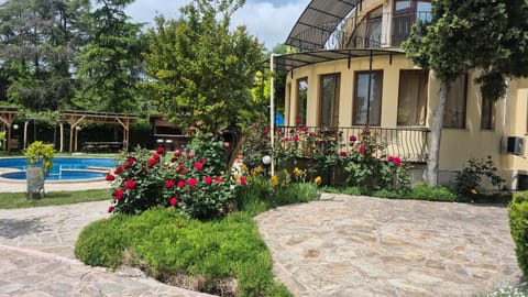 Property building, Garden, Garden view, Pool view, Swimming pool