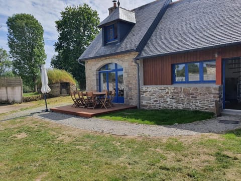 Property building, Patio, Facade/entrance, Garden