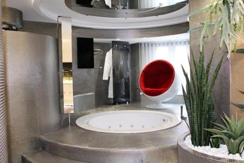 Hot Tub, Bathroom