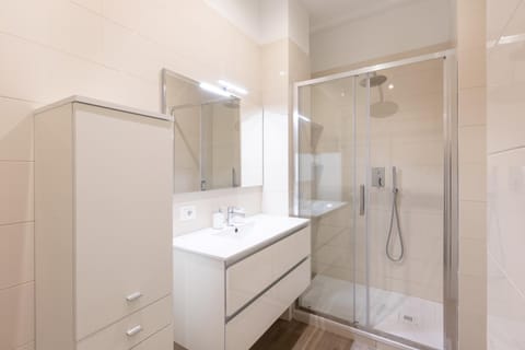 Shower, Bathroom, bidet, towels