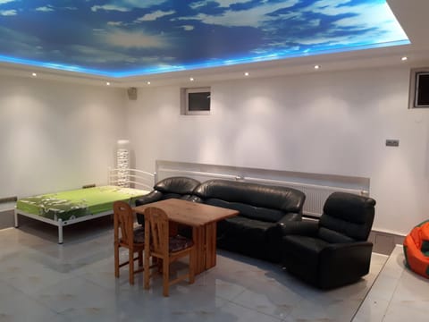 TV and multimedia, Coffee/tea facilities, Living room, Seating area, Bedroom