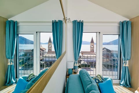 Nearby landmark, Balcony/Terrace, Living room, Seating area, City view, Street view