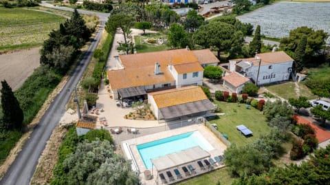Property building, Swimming pool, Location
