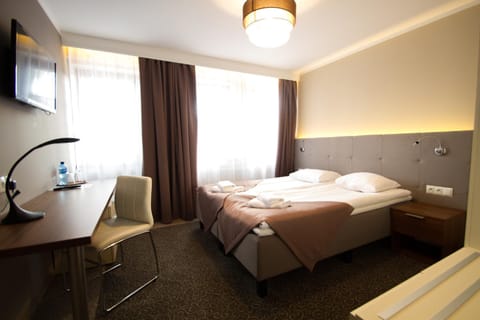 Bed, TV and multimedia, Seating area, Bedroom