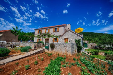 Property building, Spring, Natural landscape, Garden, Photo of the whole room, On site