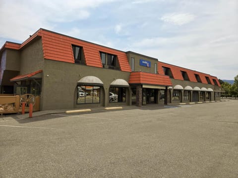 Property building, Day, Parking