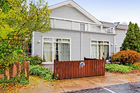 Beacon Court D Apartment in Saugatuck