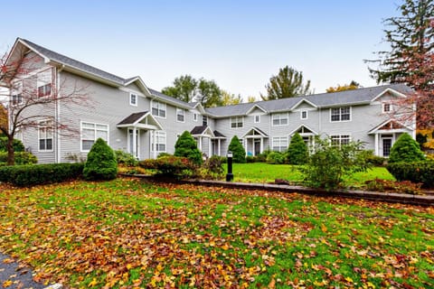 Beacon Court D Apartment in Saugatuck