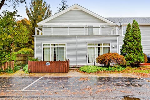 Beacon Court D Apartment in Saugatuck