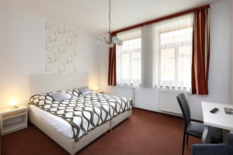 Bed, Photo of the whole room, Seating area