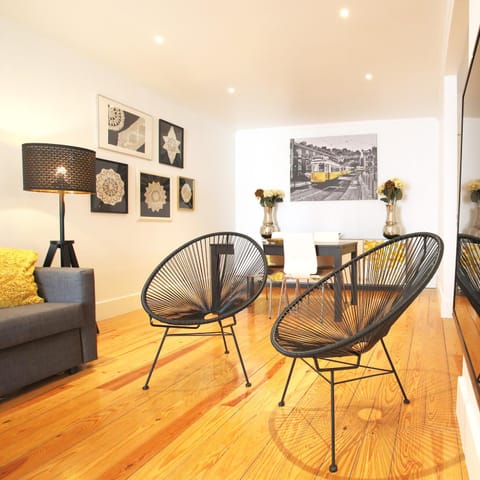 Day, TV and multimedia, Balcony/Terrace, Living room, Seating area, Dining area, Certificate/Award, Family