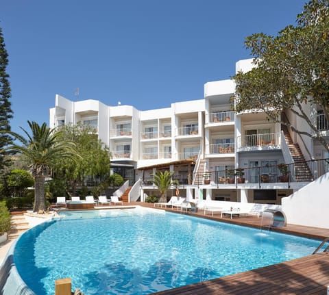 Property building, Day, Pool view, Swimming pool, sunbed